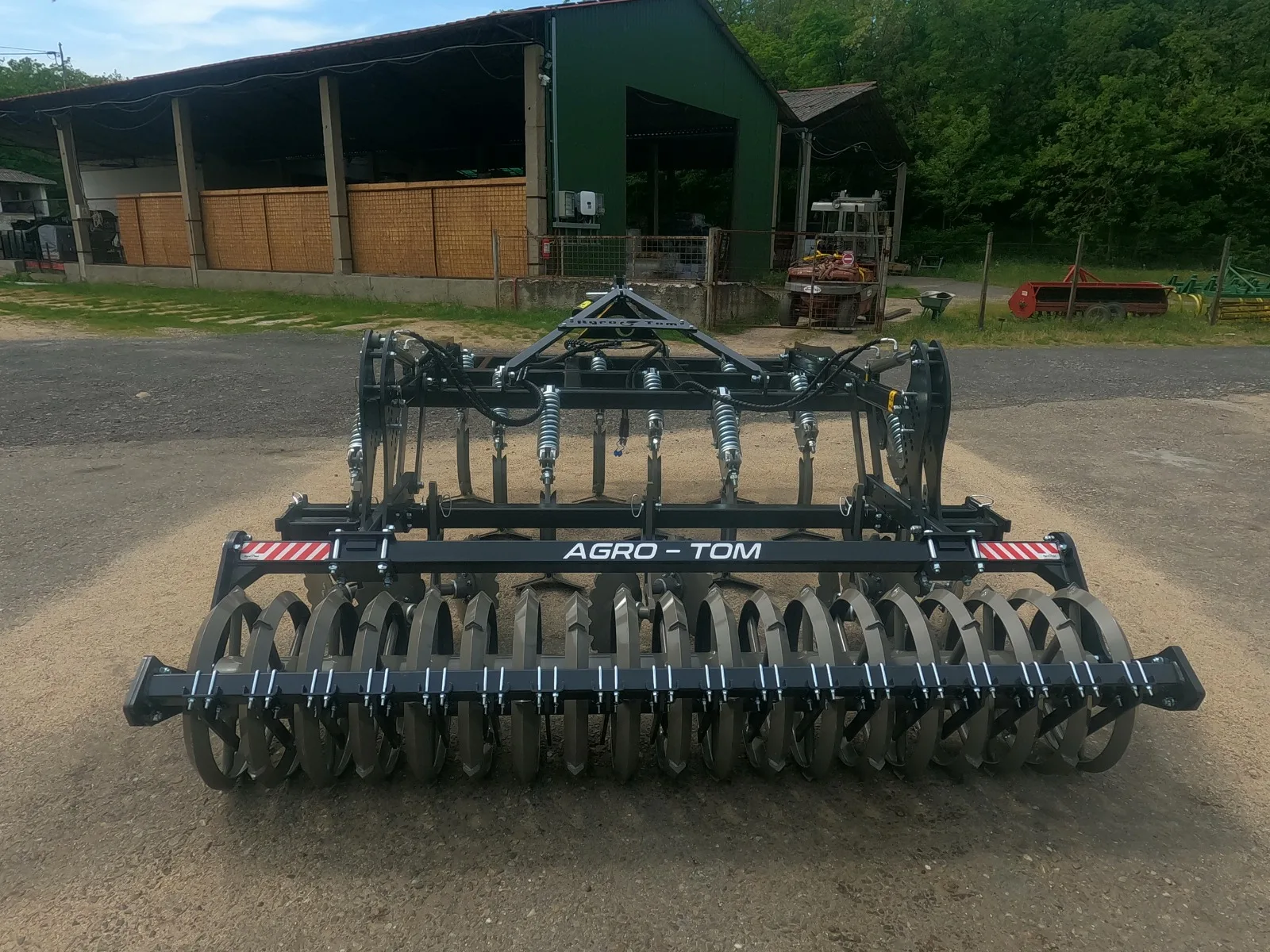 Cultivator Agro-Tom în lucru